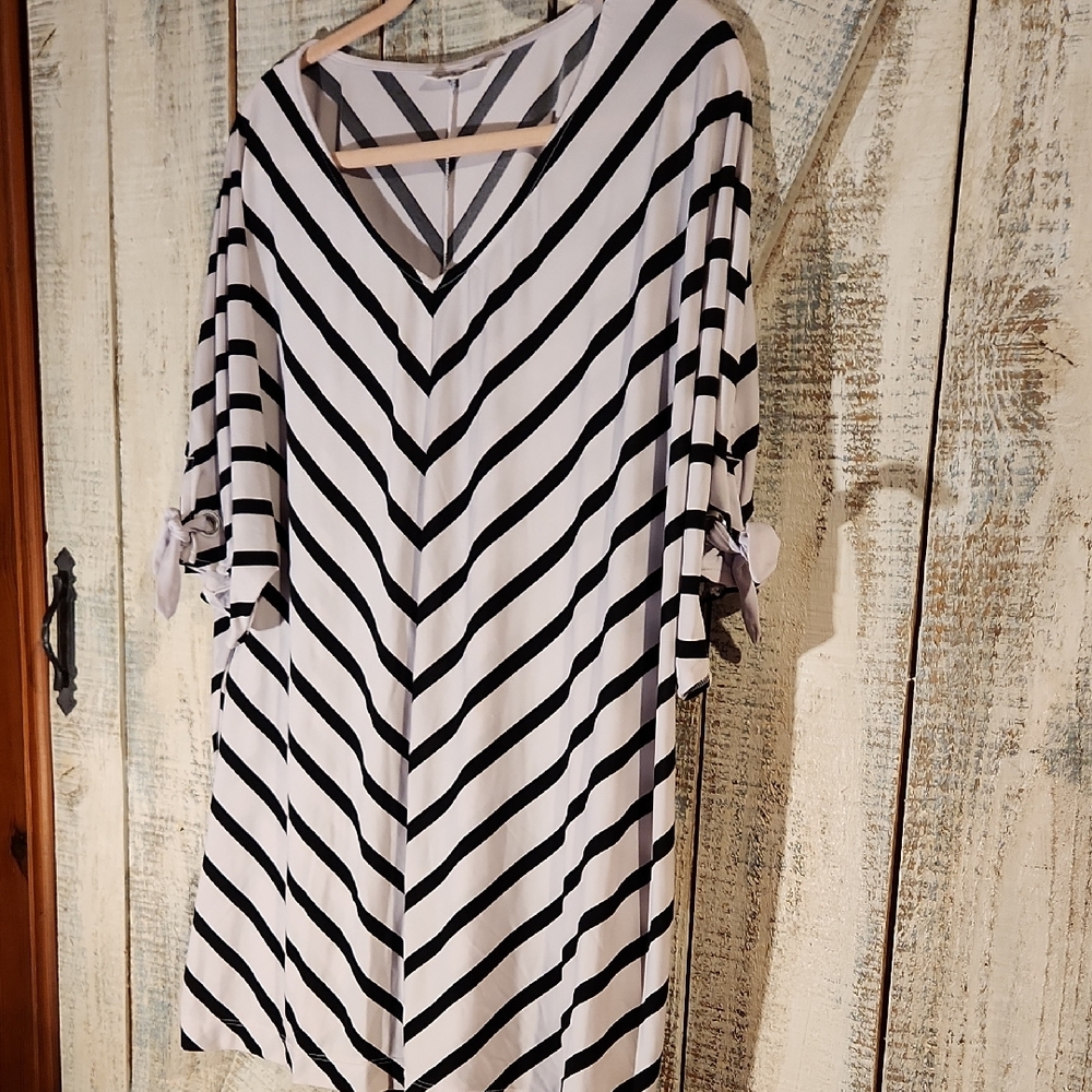 Croft & Barrow V-Neck Black and White Chevron Blouse
